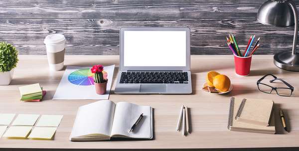 Escritorio ordenado con libreta y luz natural